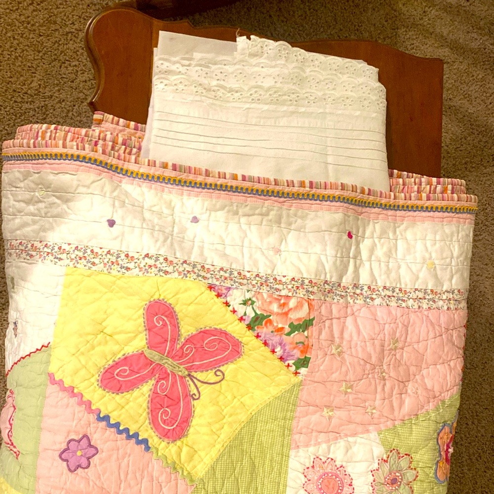 Cotton queen size quilt with white dust ruffle